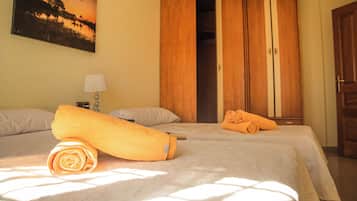 6 bedrooms, iron/ironing board, WiFi, bed sheets