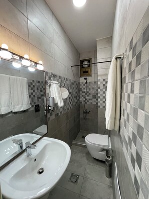 Chambre Triple Supérieure, 3 lits une place, vue jardin | Salle de bain