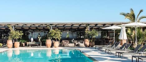 Piscine extérieure, parasols de plage, chaises longues