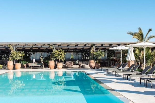 Piscine extérieure, parasols de plage, chaises longues