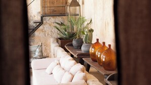 Una habitación acogedora con un banco acolchado, muebles de madera y plantas en macetas.