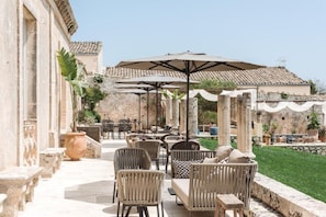 Outdoor dining - Dimora delle Balze (Noto)