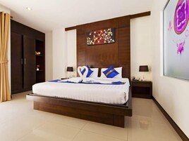 Deluxe Room, 1 Bedroom, Non Smoking, City View | Hypo-allergenic bedding, down comforters, pillowtop beds, minibar