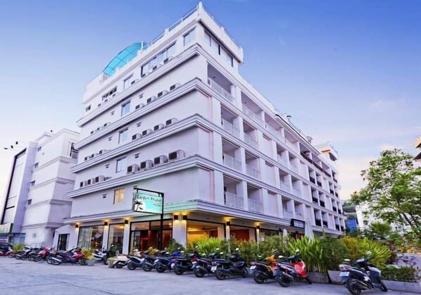 Front of property - Garden Phuket Hotel (Patong)