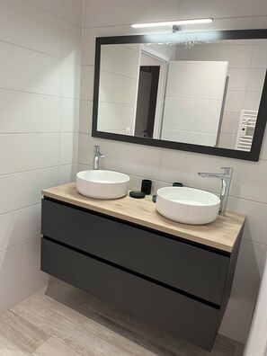 Douche, sĂšche-cheveux, serviettes fournies