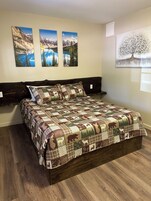 Escritorio, wifi gratis y ropa de cama 