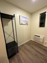 Escritorio, wifi gratis y ropa de cama 