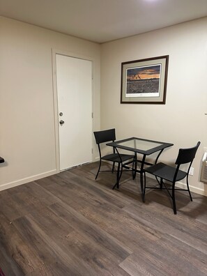 Deluxe Room | Living area | Smart TV - Crater Lake Gateway - Highway 140 (Klamath Falls)