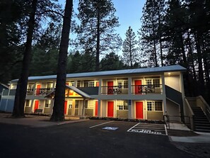 Exterior - Crater Lake Gateway - Highway 140 (Klamath Falls)