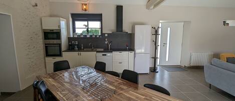 KĂŒhlschrank, Mikrowelle, GeschirrspĂŒler