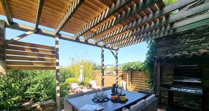 Charming 3-BR Cottage with Garden, Free Parking, and Modern Amenities in Tartaras