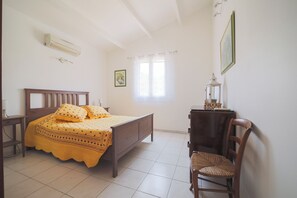 3 soverom, skrivebord, strykejern/-brett og reiseseng for barn