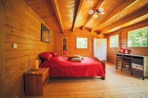 3 bedrooms, desk, iron/ironing board, travel cot