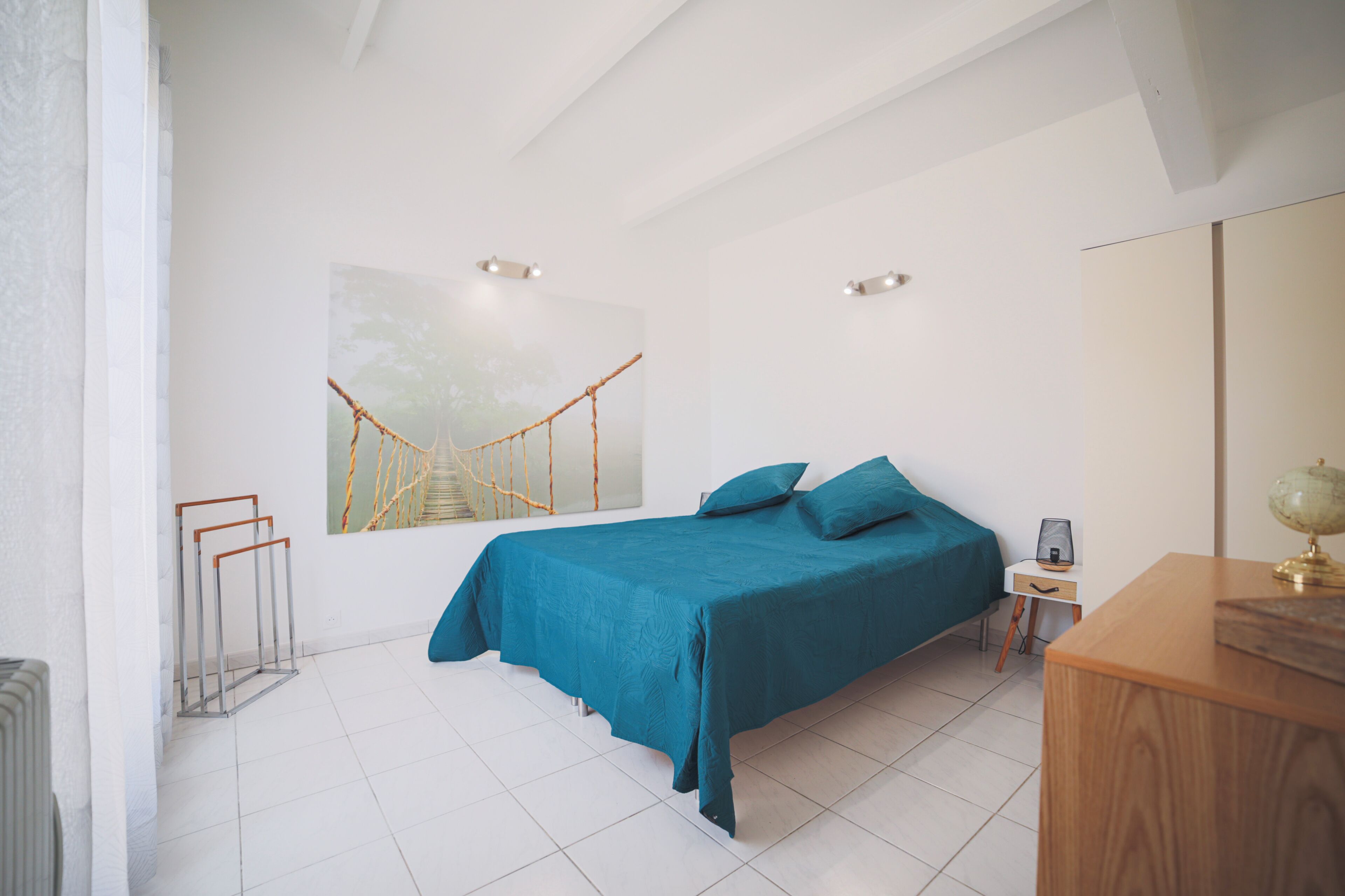 3 habitaciones, escritorio y tabla de planchar con plancha 