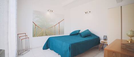 3 habitaciones, escritorio y tabla de planchar con plancha