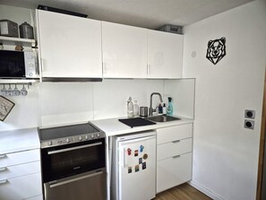 Cafetière/bouilloire, réfrigérateur, micro-ondes, plaque de cuisson