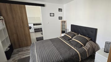 3 bedrooms, desk, iron/ironing board, travel cot