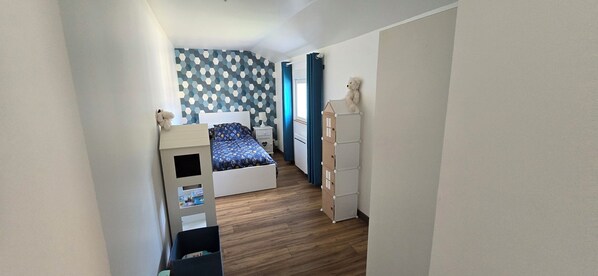 3 chambres, bureau, fer et planche à repasser, lit de bébé portatif