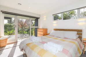 3 bedrooms, iron/ironing board, travel cot, WiFi - Redwoods Getaway | Stylish by the Redwoods Forest (Rotorua)
