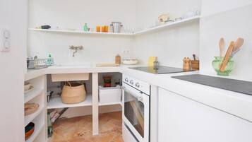 Réfrigérateur, four, plaque de cuisson, cafetiÚre/bouilloire