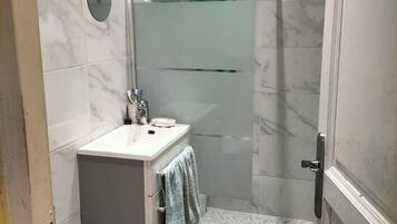 Douche, sĂšche-cheveux, serviettes fournies