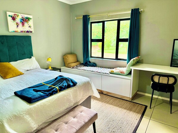 3 chambres, bureau, fer et planche à repasser, lit de bébé portatif