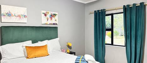 3 chambres, bureau, fer et planche Ă repasser, lit parapluie