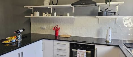 Réfrigérateur, four à micro-ondes, un four, surface de cuisson