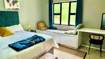 3 habitaciones, escritorio y tabla de planchar con plancha