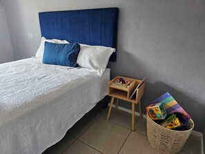 3 chambres, bureau, fer et planche à repasser, lit de bébé portatif