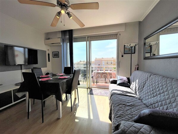 TV - Cozy 2-Room Apartment with AC, Balconies, Near Beach and Shops - Sleeps 4 (Port-la-Nouvelle)
