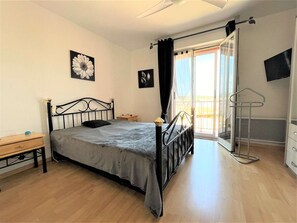 1 bedroom - Cozy 2-Room Apartment with AC, Balconies, Near Beach and Shops - Sleeps 4 (Port-la-Nouvelle)