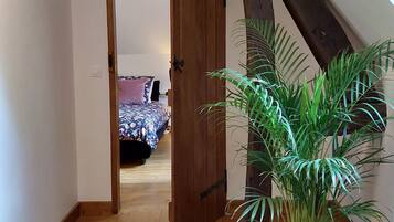 3 dormitorios, tabla de planchar con plancha, cuna de viaje