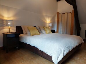 3 dormitorios, tabla de planchar con plancha, cuna de viaje