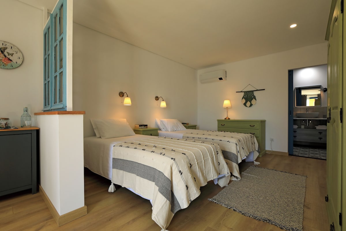 Habitación Deluxe con 1 cama matrimonial o 2 individuales | Decoración personalizada, muebles diferentes y cortinas blackout