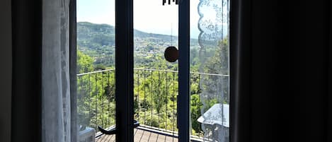 Decoración personalizada, muebles diferentes y cortinas blackout