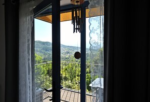 Decoración personalizada, muebles diferentes y cortinas blackout 