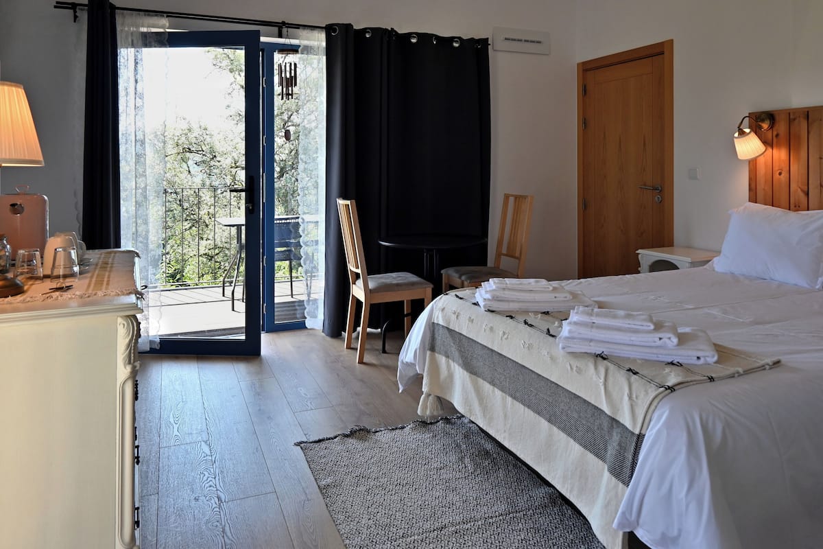Habitación doble Deluxe | Decoración personalizada, muebles diferentes y cortinas blackout