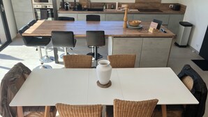 Una cocina moderna con comedor.