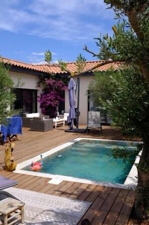 Outdoor pool, a heated pool