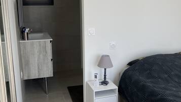 3 bedrooms, travel crib, free WiFi, wheelchair access