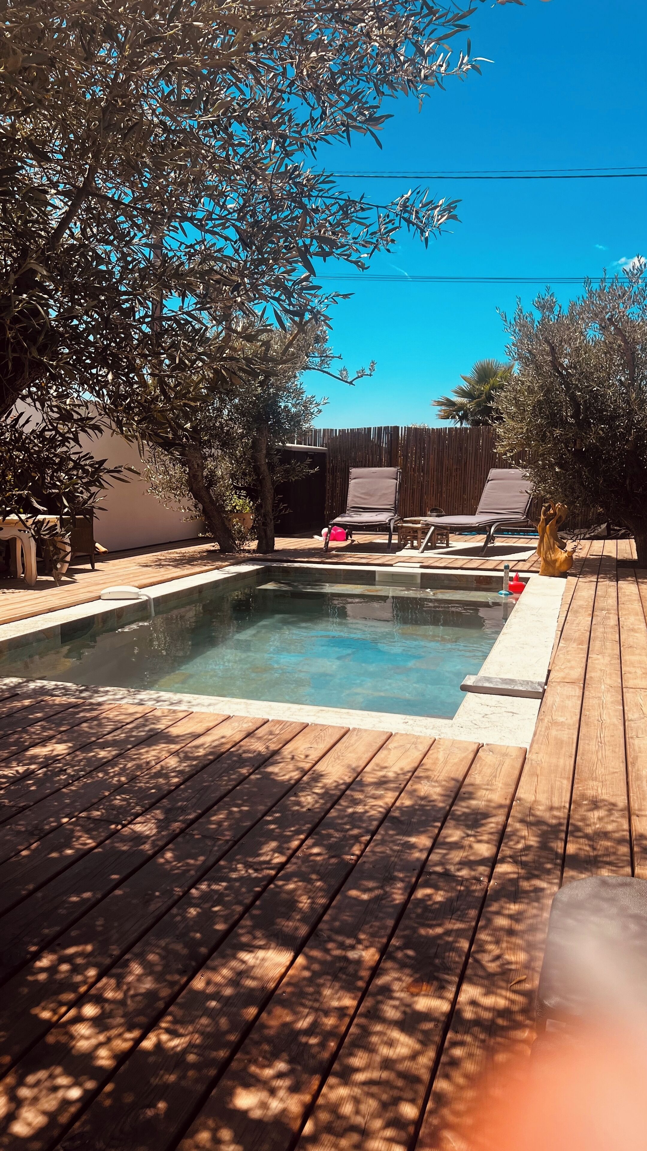 Een buitenzwembad en een verwarmd zwembad