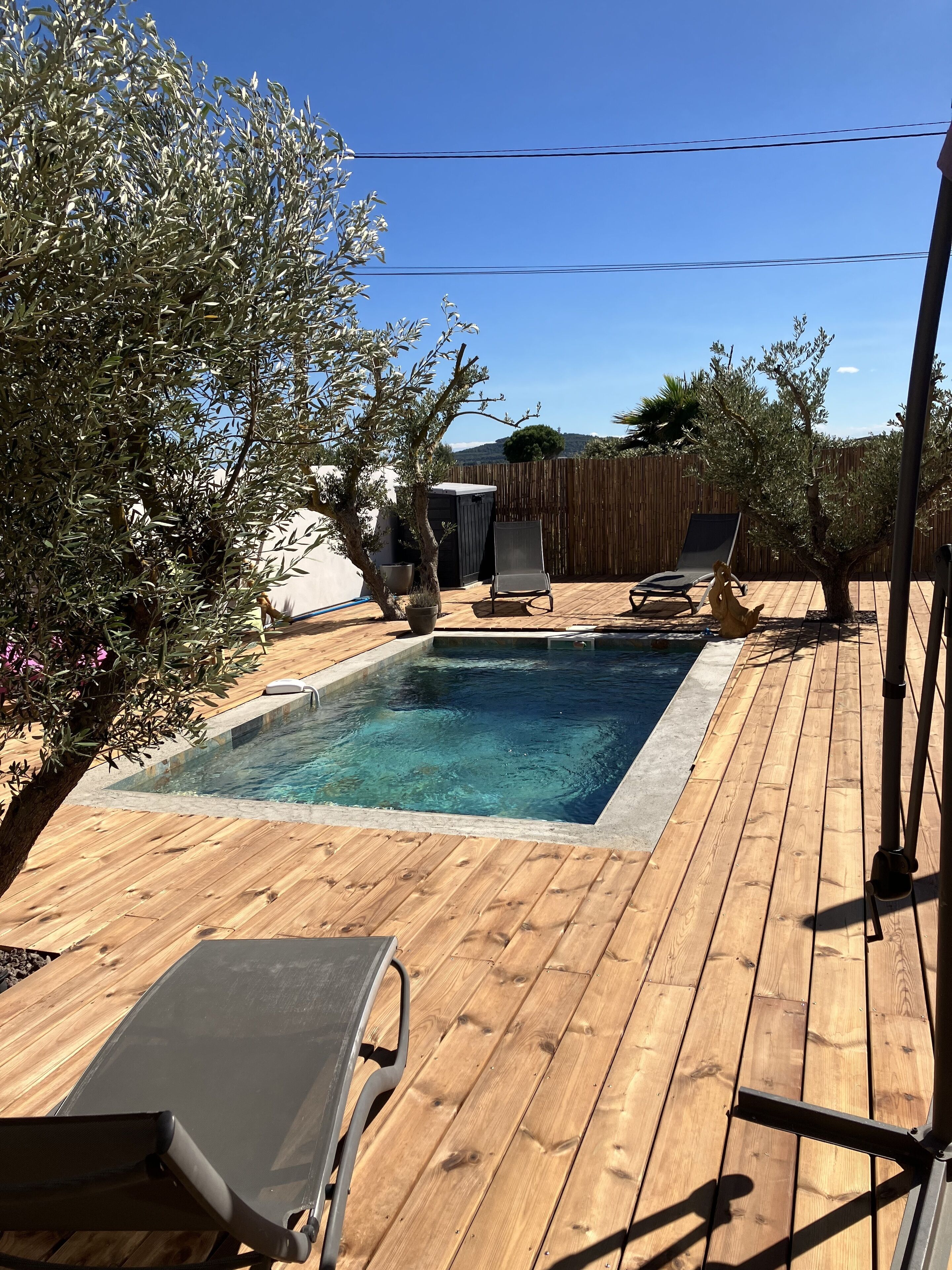 Een buitenzwembad en een verwarmd zwembad