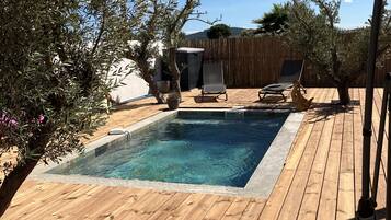 Een buitenzwembad en een verwarmd zwembad