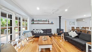 Een smart-tv, een open haard, een dvd-speler en boeken