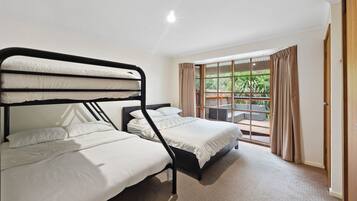 5 bedrooms, desk, iron/ironing board, WiFi