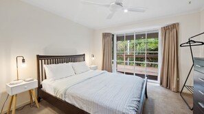 5 slaapkamers, een bureau, een strijkplank/strijkijzer, wifi