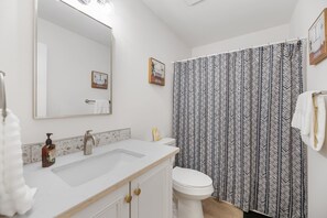 Bathtub, hair dryer, towels, soap - Beautiful 6 bed, 3 bath home in quiet neighborhood (Wichita)