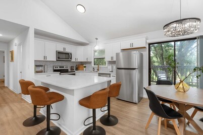 Beautiful 6 bed, 3 bath home in quiet neighborhood