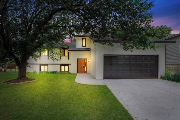 Exterior - Beautiful 6 bed, 3 bath home in quiet neighborhood (Wichita)